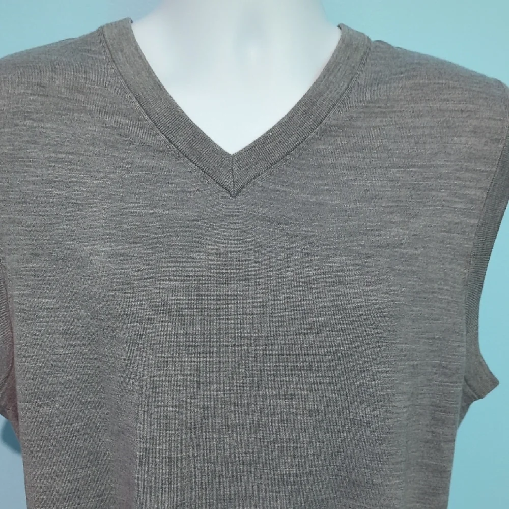 Men's V-Neck Sleeveless Sweater in Gray